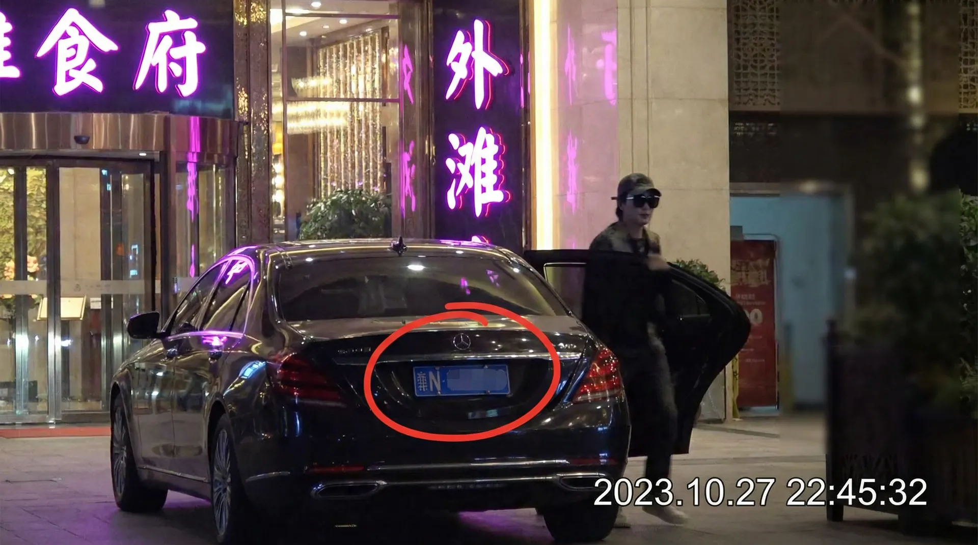 Y6英亚体育网站 - 豪车餐厅外偷拍